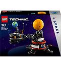 LEGO® Technic - Planet Earth and Moon in Orbit 42179 - 526 Parts
